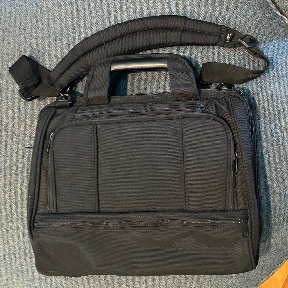 Brenthaven 16” x 13 1/2” Computer Bag Lightweight  Black Like New, Luggage strap